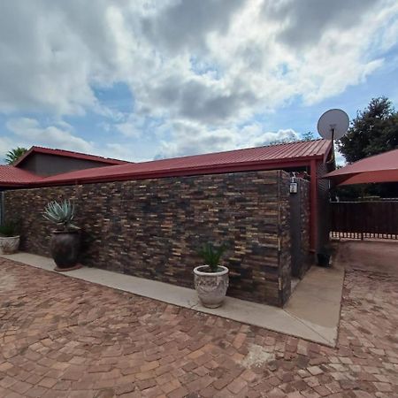 At Ease Road Lodge Zeerust Εξωτερικό φωτογραφία